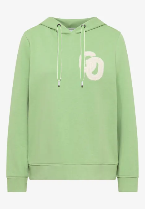 Heller grüner Kapuzenpullover mit weißem Logo auf der Brust.